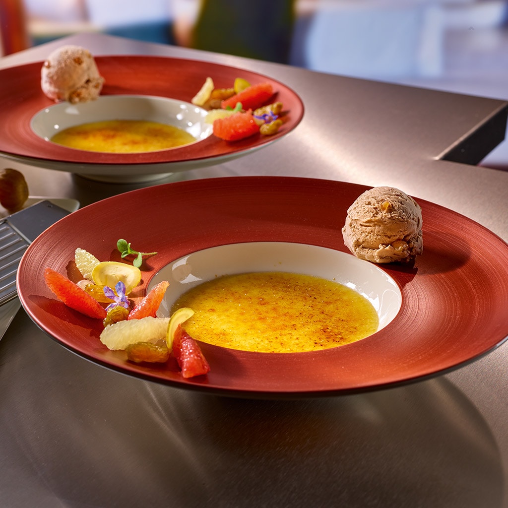 Cremiges Maronieis auf Kardamom-Schlag & Grapefruit-Trauben-Salat